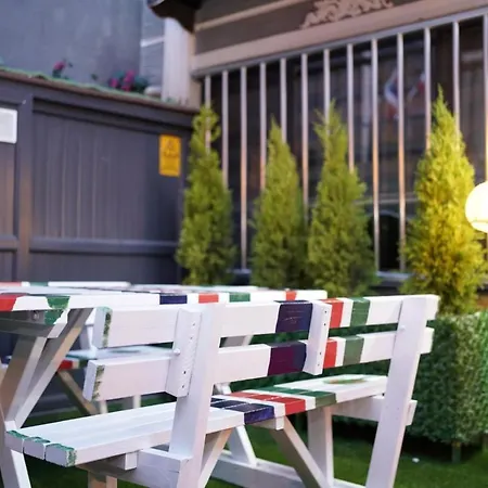 Middle Village Апарт-отель