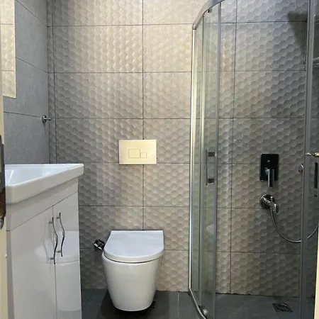 Middle Village Стамбул