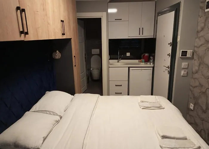 Middle Village Aparthotel 3*