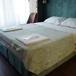 Middle Village Apartmanhotel