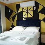 Middle Village Apartmanhotel