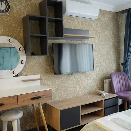 Middle Village Apartmanhotel 4*